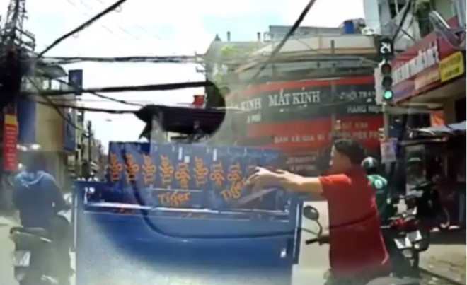 Nam thanh niên tranh thủ trộm thùng bia khi dừng đèn đỏ