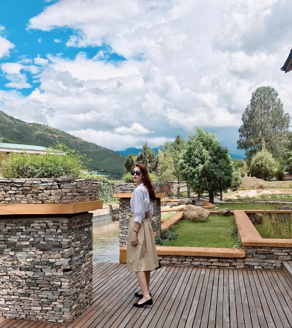 Sơmi trắng chưa bao giờ là xu hướng lỗi thời. Bằng cách phối item này với chân váy xòe màu beige cùng giày đen, Thu Thảo trở thành một cô nữ sinh trẻ trung và thuần khiết.
