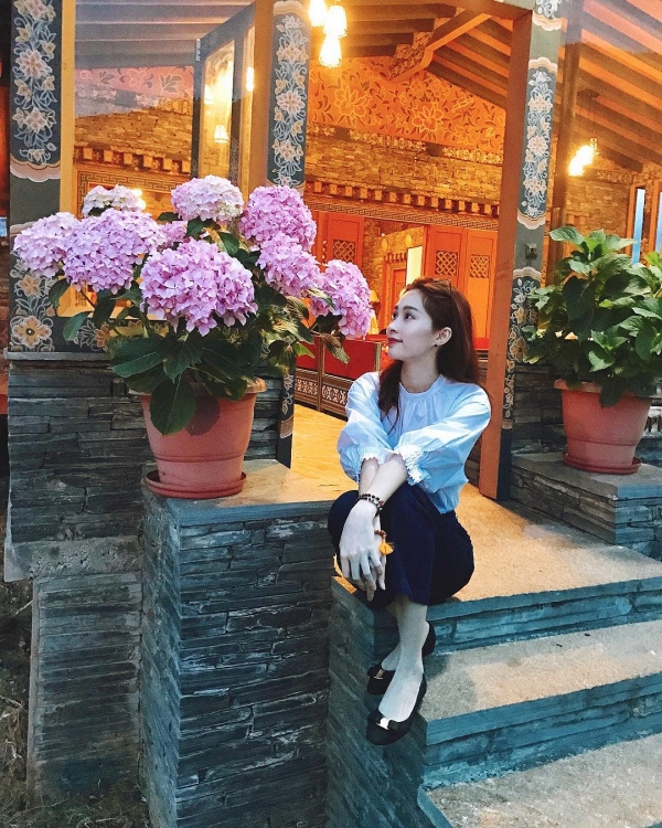 Vẫn trung thành với áo trắng tiểu thư cùng giày đen nhưng ở set đồ này, thần tiên tỷ tỷ lại đơn giản hóa bằng quần tây đen thanh lịch.