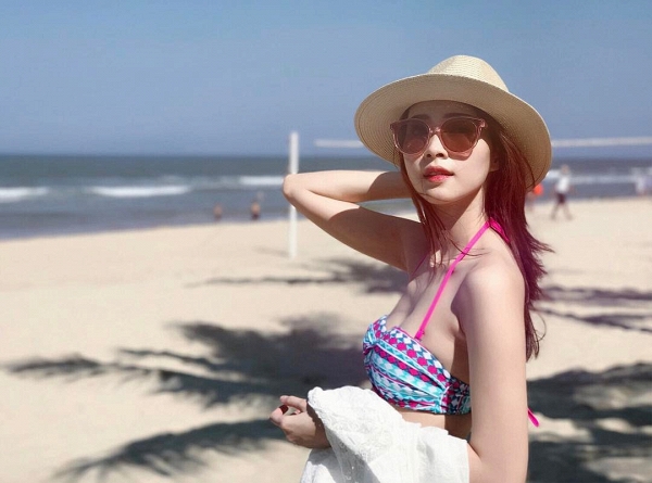 Nổi tiếng là nàng Hoa hậu theo đuổi phong cách nhẹ nhàng, kín đáo nhưng cũng có lúc Thu Thảo tự tin trong mẫu đồ bơi vô cùng quyến rũ và gợi cảm.