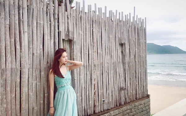 Trẻ trung và thanh lịch, không chạy theo mốt khoe thân, Thu Thảo luôn mang đến cho người nhìn cảm giác tươi mới và nhẹ nhàng cuốn hút.