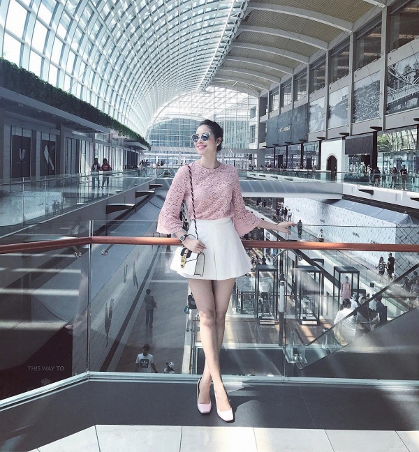 Chân váy xòe ngắn giúp nàng bông hậu 9X khoe đôi chân thon dài đáng mơ ước. Phạm Hương cũng không thể bỏ qua mẫu túi hiệu Gucci Sylvie Leather mini đình đám.