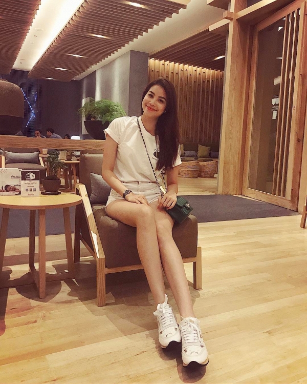 Trẻ trung và năng động cùng cả cây trắng nhưng không quên làm bật lên nét “sang chảnh” bằng túi Chanel Boy.