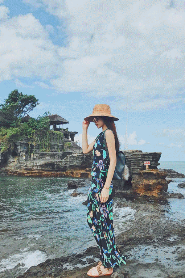 Loạt item mùa hè từ nón cói, trang phục họa tiết hoa và sandal đậm chất trẻ trung của miền nhiệt đới đã được nhan sắc Nam Định áp dụng thành công.