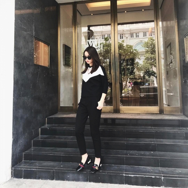 Cây đen đơn giản nhờ có giày Gucci đính ngọc trai mà trở nên nổi bật, thu hút mọi ánh nhìn trên phố.