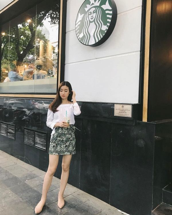 Combo chân váy họa tiết + áo trễ vai trắng tinh khôi mang đến cho Mỹ Linh một diện mạo nữ tính nhưng không kém phần thời thượng.