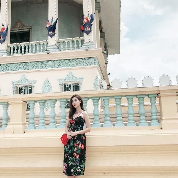 Hương vị mùa hè ngọt ngào cũng được cô nàng gửi gắm vào bộ cánh họa tiết hoa lá đầy màu sắc cùng túi hiệu Chanel rực đỏ.