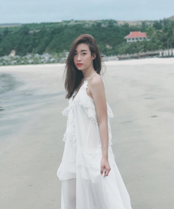 Thanh thoát, thuần khiết trong bộ đầm trắng, Mỹ Linh tựa như nữ thần mong manh.