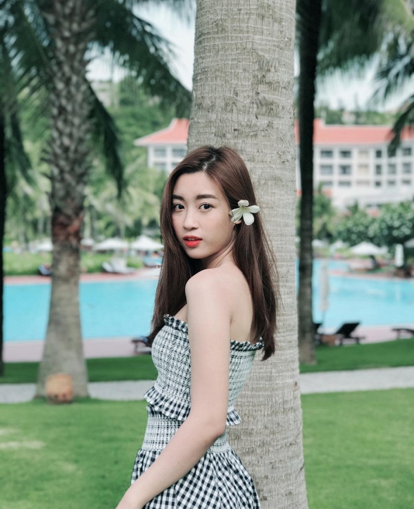 Họa tiết gingham không bao giờ lỗi thời cũng đã được cô nàng bắt kịp xu hướng.