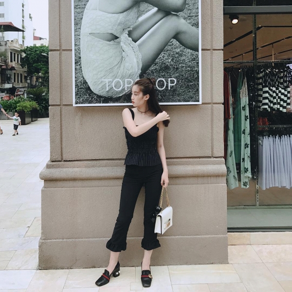 Nhìn bộ cánh này thì có vẻ như Mỹ Linh chính là tín đồ của tông màu đen bí ẩn và quyến rũ.