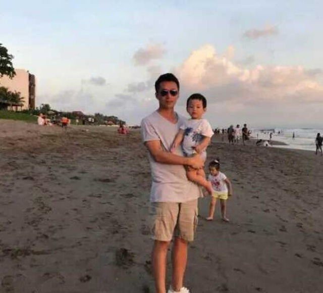 Uông Tiểu Phi bế con trai cưng ngoài biển và đăng tải hình ảnh này trên trang cá nhân. Bức ảnh của 