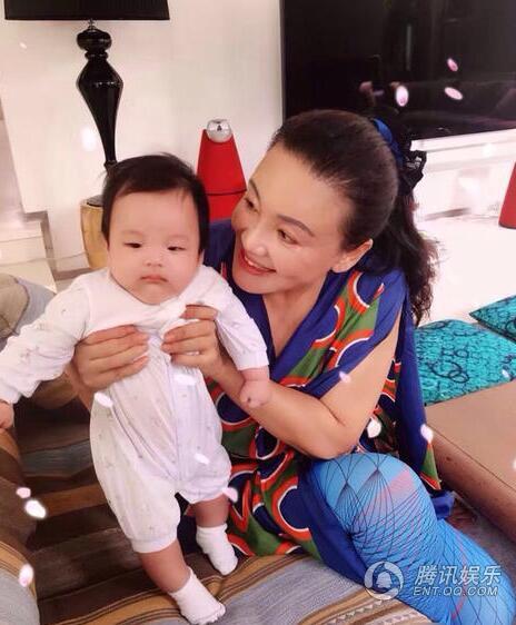 Mẹ ruột của Uông Tiểu Phi là một doanh nhân nổi tiếng và thành đạt. Bà hài lòng với cuộc sống bên con trai duy nhất và hai đứa cháu nội. Dù con dâu xuất thân từ làng giải trí nhưng bà không bao giờ có định kiến hay ghét bỏ Từ Hy Viên.