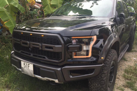 Thêm vào đó là hệ thống quản lý địa hình Terrain Management System với 6 chế độ như Normal (thông thường), Street (đường phố), Baja/Rock (đá), Mud/Sand (bùn, cát) và Weather (thời tiết như mưa, tuyết, băng). Tại thị trường Việt Nam, mẫu xe bán tải này được đồn đoán có giá bán tại các đại lý tư nhân không chính hãng khoảng 4 tỷ đồng.
