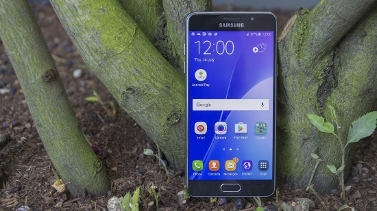 Thiết kế: Thiết kế của Galaxy A5 2016 mang nhiều nét giống với dòng sản phẩm cao cấp Galaxy S6 lúc bấy giờ. Thiết bị sở hữu khung kim loại với hai mặt là kính cường lực Gorilla Glass 4 và viền cong 2.5D cho cảm giác cầm khá tốt. 