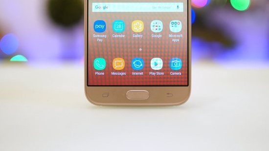Mặt trước của Galaxy A5 2016 và J7 Pro là không khác biệt nhiều, mép dưới màn hình vẫn là phím cứng home tích hợp cảm biến vân tay và mép trên vẫn là các cảm biến cùng camera trước. 