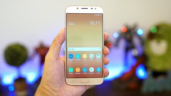 Không chỉ khác biệt về chip xử lý, Galaxy J7 Pro cũng có bộ nhớ RAM và bộ nhớ trong lớn hơn người anh em của mình. Cụ thể máy có RAM 3GB với bộ nhớ trong 32GB. Trong khi Galaxy A5 2016 có RAM 2GB và bộ nhớ trong chỉ là 16GB. Nhưng cả hai đều hỗ trợ khe cắm thẻ nhớ mở rộng microSD.