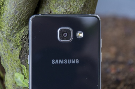 Camera: So với Samsung Galaxy A5 2016 thì camera trên Galaxy J7 Pro được nâng cấp tốt hơn cả về phần cứng lẫn chất lượng ảnh chụp. Galaxy A5 2016 có camera chính độ phân giải 13 megapixel, ống kính khẩu độ f/1.9 và hỗ trợ tính năng chống rung quang học (OIS). 
