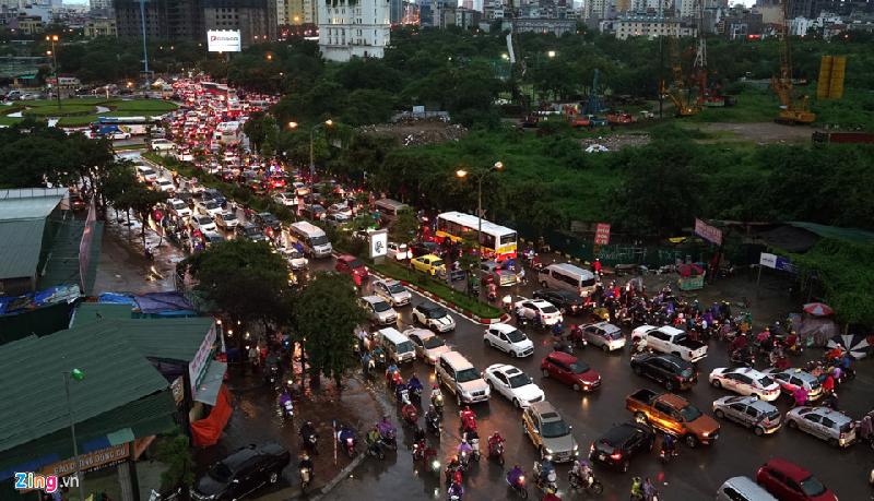 Phố Phạm Văn Bạch kẹt cứng đoạn từ nút giao Trần Thái Tông, Tôn Thất Thuyết tới ngã tư Dương Đình Nghệ (quận Cầu Giấy) lúc 17h. Ảnh: Duy Hiếu.