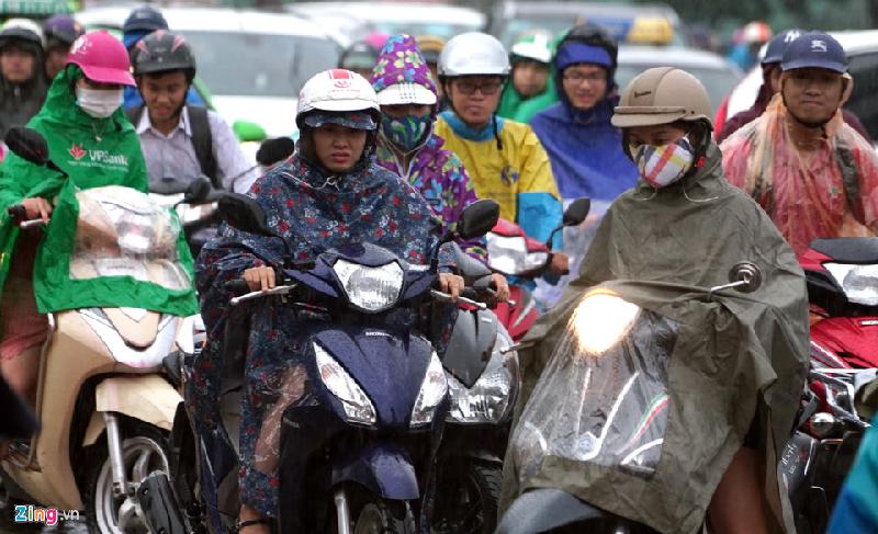 Các phương tiện tìm cách quay đầu tránh càng làm tình hình giao thông rối loạn hơn. Ảnh: Duy Hiếu.