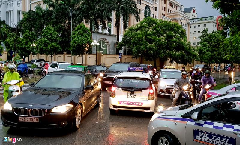 Các phương tiện tìm lối đi thoát kẹt tại các tuyến phố nhỏ chưa đặt tên phía sau lưng Viện Huyết học và Truyền máu Trung ương cũng không thể lưu thông nổi vì có đoạn bên trong bị ngập sâu. Ảnh: Hoàng Hà.