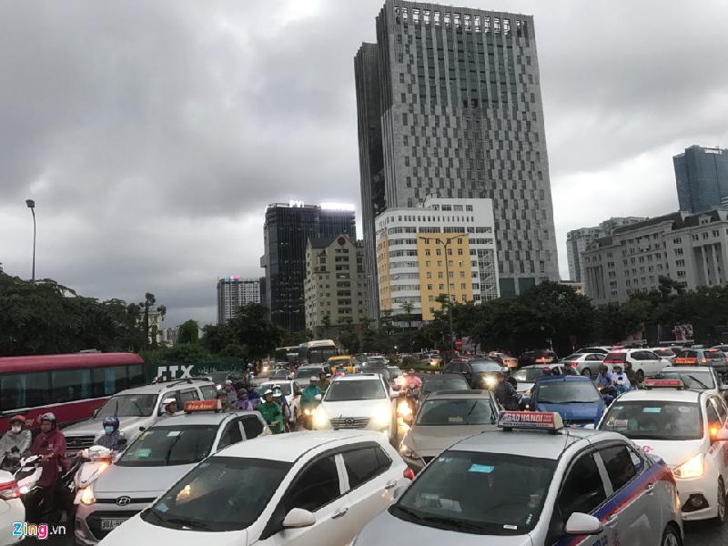Khu vực đường Phạm Văn Đồng tới Phạm Hùng cũng trong tình trạng tương tự. Tuyến đường này ngày thường vào giờ cao điểm vốn đã luôn ùn ứ. Ảnh: Tiến Tuấn.