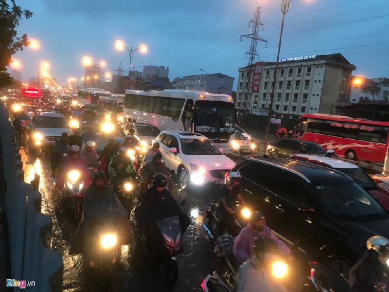 Đây là tuyến có nhiều xe khách hoạt động từ bến Mỹ Đình về các tỉnh phía bắc. Ảnh: Tiến Tuấn.