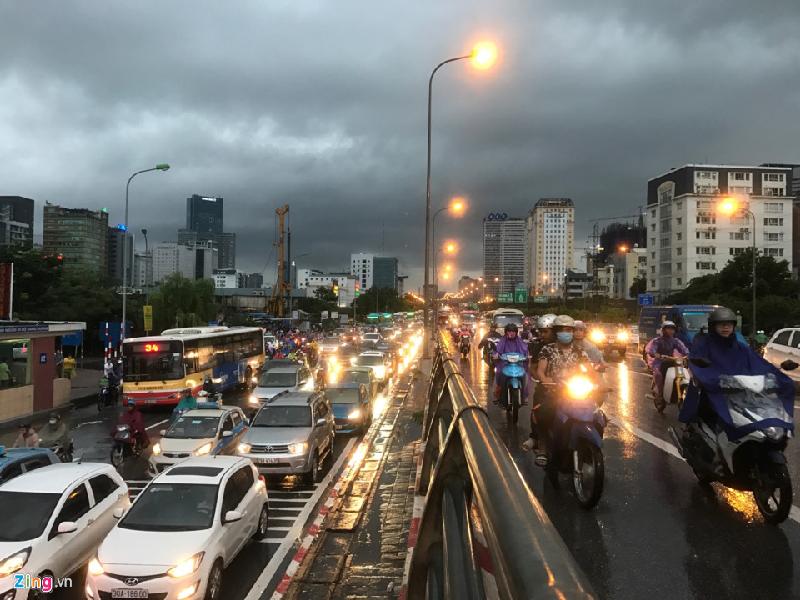 Khu vực cầu vượt Mai Dịch cả đường trên lẫn dưới đều đông nghẹt. Ảnh: Tiến Tuấn.