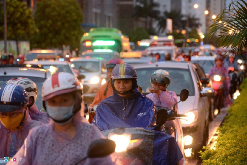 Nhiều khu vực người điều khiển phương tiện nhích từng vài chục cm trên đường về nhà. Ảnh: Quỳnh Trang.