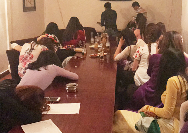 Người đẹp bị bắt quả tang đang mua vui cho khách ở phòng karaoke không phép. Ảnh: 