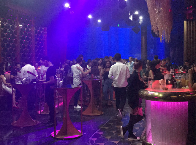 Bên trong quán bar hoạt động quá giờ quy định. Ảnh: 
