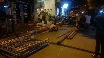 Nhà 3 tầng trên phố Bát Sứ sập ban công trong đêm