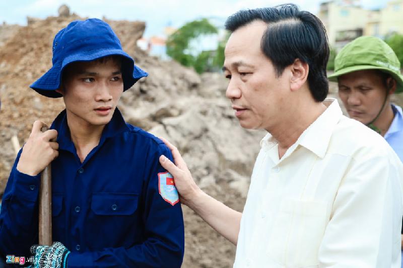 Chiều 12/7, Bộ trưởng Bộ Lao động, Thương binh và Xã hội Đào Ngọc Dung và trung tướng Đỗ Căn, Phó chủ nhiệm Tổng cục chính trị QĐND Việt Nam, cùng lãnh đạo TP.HCM khảo sát hiện trường tìm kiếm hài cốt liệt sĩ tại khu vực sân bay Tân Sơn Nhất.