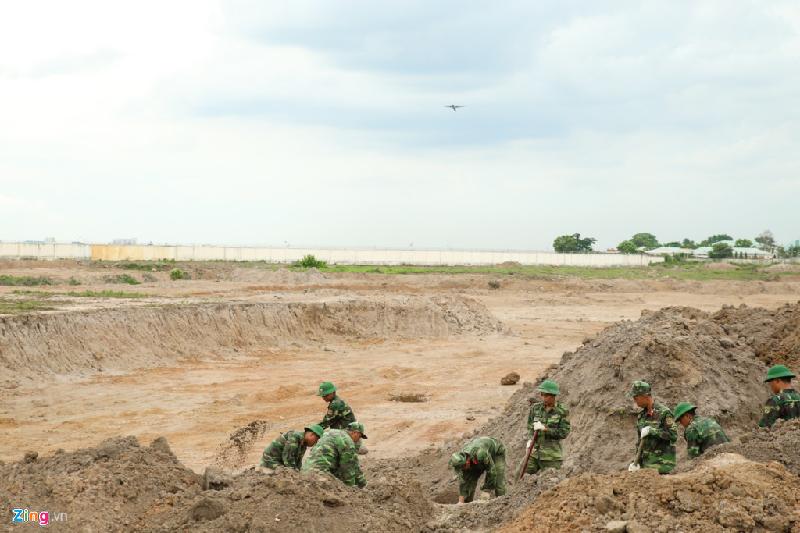 Tại buổi thị sát, Bộ trưởng Đào Ngọc Dung động viên tinh thần, trách nhiệm của lực lượng làm nhiệm vụ tìm kiếm, quy tập hài cốt liệt sĩ đang làm ở khu vực nghi có hố chôn tập thể của hơn 600 liệt sĩ tại sân bay Tân Sơn Nhất.