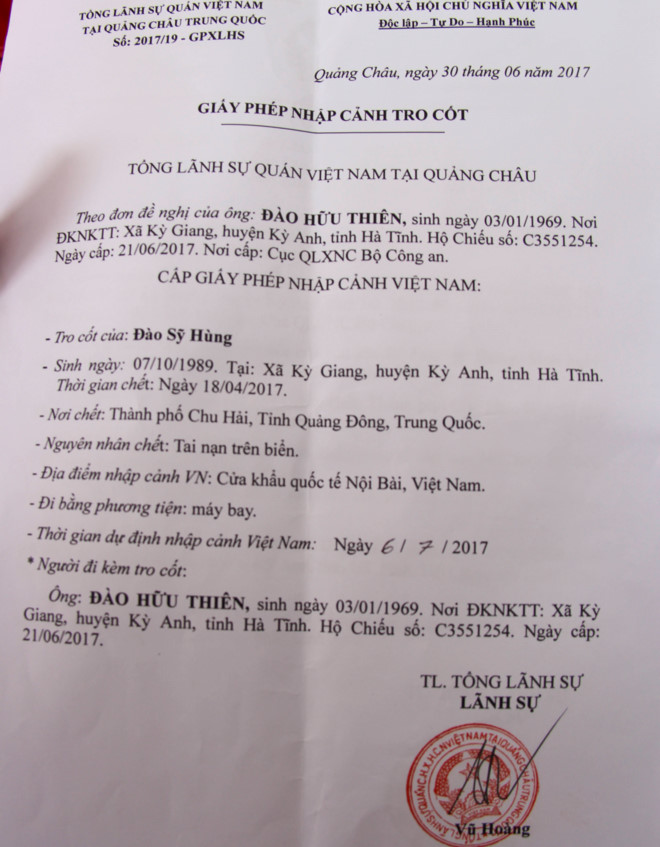 Giấy xin nhập cảnh tro cốt anh Hùng về nước. Ảnh: Phạm Trường.