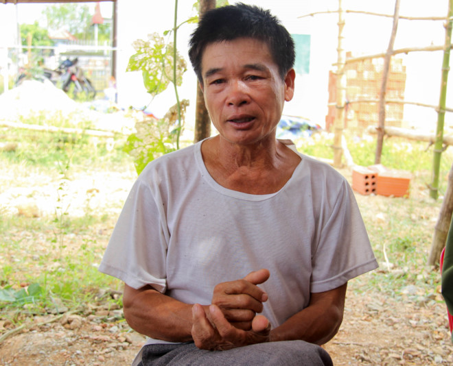 Ông Đào Hữu Thiên (bố anh Hùng) vẫn chưa tin con mình lại gặp nạn. Ảnh: Phạm Trường.