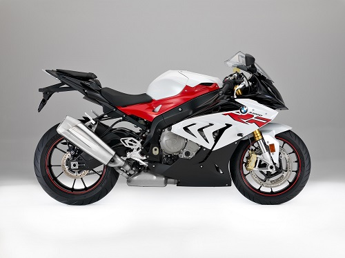 4. BMW S1000RR: Mẫu BMW S1000RR đã để lại nhiều ấn tượng bởi vẻ ngoài mạnh mẽ, thể thao cùng một loạt những tính năng an toàn mới. Sức mạnh của BMW S1000RR 2017 vẫn đến từ khối động cơ 4 xi-lanh thẳng hàng, DOHC, với dung tích 999 cc, được làm mát bằng dung dịch, sản sinh công suất tối đa 199 mã lực tại vòng tua 13.500 vòng/phút cùng mô-men xoắn cực đại 113 Nm tại 10.500 vòng/phút, cùng hộp số 6 cấp với sự hỗ trợ từ hệ thống sang số nhanh (Quickshifter).