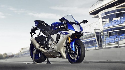 6. Yamaha R1: Yamaha R1 2015 có thiết kế mang hơi thở của những chiếc xe đua MotorGP của hãng xe Nhật Bản. Trái tim của R1 2015 là loại động cơ hút khí tự nhiên DOHC, 4 xi-lanh thẳng hàng, dung tích 998cc cho công suất tối đa 198 mã lực ở vòng tua 13.500 vòng/phút, và mô men xoắn cực đại 112,4 Nm ở vòng tua 11.500 vòng/phút.