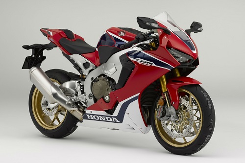 7. Honda CBR1000RR  Fireblade: Honda CBR1000RR  Fireblade 2017 sở hữu “cỗ máy” 4 xi-lanh thẳng hàng, dung tích 999 cc. Động cơ sản sinh công suất 189 mã lực tại vòng tua 13.000 vòng/phút, tạo ra mô men xoắn cực đại 114 Nm ở vòng tua 11.000 vòng/phút. Động cơ đi kèm với một số 6 cấp.
