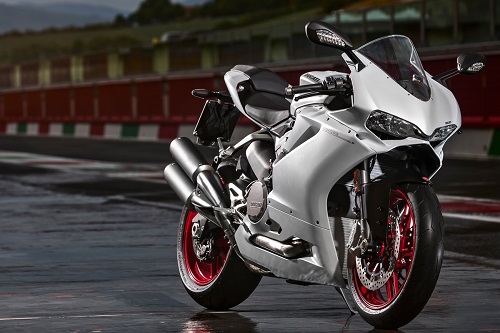 9. Ducati 959 Panigale: Ducati 959 Panigale sở hữu động cơ dung tích 955 cc, được thiết kế với hành trình piston dài hơn đi cùng những cải tiến mới nhằm giúp cải thiện tối đa sức mạnh, sản sinh công suất 157 mã lực tại vòng tua 10.500 vòng/phút, mô men xoắn tối đa 107,4 Nm tại 9.000 vòng/phút.