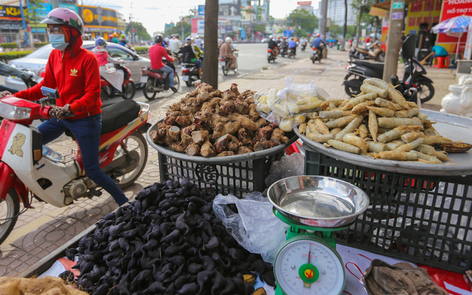 Khu vực An Sương, đường Trường Chinh, quốc lộ 22 có nhiều tiểu thương kê sạp bán củ dong, củ chuổi, sắn dây, củ ấu... với giá trung bình 40.000 đồng một kg. 