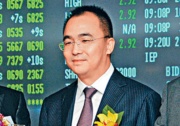 6. Yan Zhi (5,5 tỷ USD): Từng theo ngành quảng cáo, ông Yan hiện là chủ tịch của tập đoàn Zall Group đang niêm yết trên sàn chứng khoán Hong Kong. Zall Group là tập đoàn chuyên về phát triển bất động sản như trung tâm thương mại, kho bãi cũng như các ngành liên quan như bán lẻ, hậu cần, thương mại điện tử.