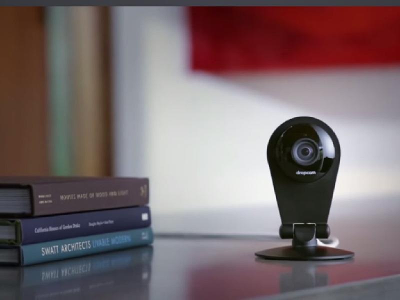 Theo dõi ngôi nhà trực tuyến: Với dự đoán của Gates, nguồn cấp dữ liệu video liên tục trở nên phổ biến, nó sẽ thông báo ai đó ghé thăm những lúc bạn không ở nhà. Hiện tại, Google mua lại Dropcam, nhà sản xuất máy camera giám sát với giá 555 triệu USD vào năm 2014. Nhưng đó chỉ là sự khởi đầu, Ring làm một chiếc camera chuông thông minh có thể cho chủ nhân thấy ai đang ở trước cửa. Thậm chí nó có cả máy ảnh như PetCube cho phép bạn điều khiển laser để có thể chơi đùa với thú cưng trong lúc vắng nhà.