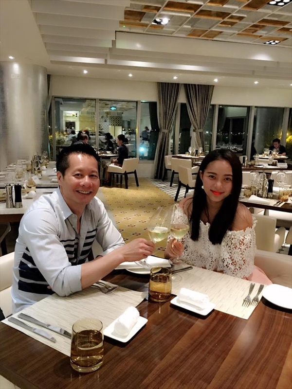 Phan Như Thảo - người vợ lẽ được cưng chiều bậc nhất  Thuở ban đầu, khi mới về nhà chồng, Phan Như Thảo đã phải gánh chịu những tai tiếng vô cớ. Thậm chí đôi lúc cô trở thành nạn nhân và buộc lòng phải lên tiếng đáp trả về những sự việc liên quan đến vợ cũ của chồng. May mắn là sau những sóng gió, vợ chồng cô vẫn hạnh phúc đắm say.  Chào mừng con gái đầu lòng ra đời, Đức An đã tặng cho thiên thần của mình 3 ngôi biệt thự tại Nha Trang và Đà Lạt. Đó không chỉ là quà tặng mà đó còn là tình cảm của một người chồng, người cha dành cho vợ và con của mình.   (Phan Như Thảo kết hôn với đại gia Đức An với nhiều điều tiếng)