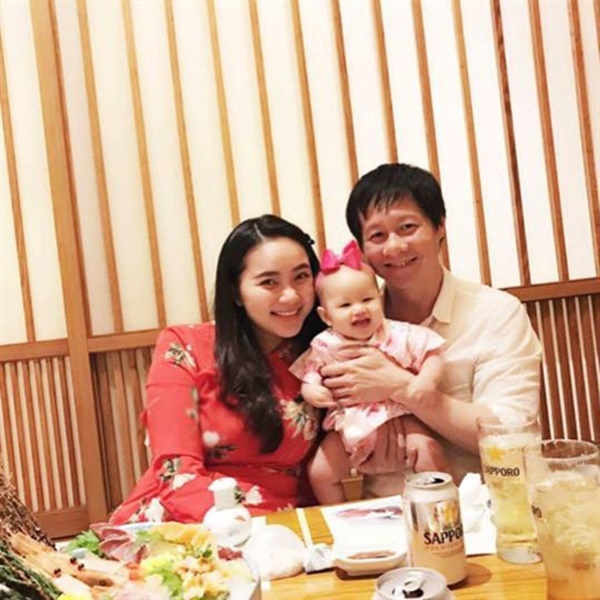 Bỏ qua những ồn ào, Phan Như Thảo và chồng có cuộc sóng viên mãn bên cô con gái nhỏ. Bé Bồ Câu chính là kết tinh của tình yêu và sự bền chặt trước thị phi của đại gia và người vợ thứ 4 của mình. 
