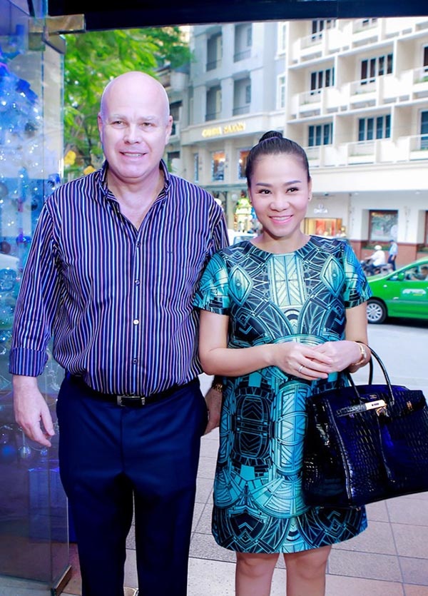 Ca sĩ Thu Minh và sự lãng mạn của chồng ngoại quốc  Thu Minh là một trong những ca sĩ có cuộc sống làm nhiều người phải ghen tị. Bởi ngoài thành công trên con đường nghệ thuật cô còn hạnh phúc trong đời sống tình cảm vợ chồng nồng thắm. Duyên số đưa đẩy từ cuộc gặp gỡ tại phòng thể hình khiến Thu Minh phải lòng Otto, người chồng hiện tại. Sau tất cả, nữ ca sĩ đã tìm thấy duyên muộn của cuộc đời và quyết định “cập bến