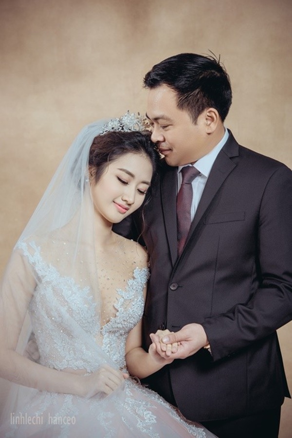 Thu Ngân đã lựa chọn cuộc sống yên ấm bên gia đình của mình  Trong lễ ăn hỏi của mình, doanh nhân Doãn Phương tặng cho vị hôn thê của mình một món quà khủng là chiếc siêu xe Rolls-Royce, có giá trị trên 20 tỷ đồng.