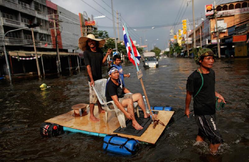 Cuối tháng 5, mưa lớn kéo dài khiến thủ đô Bangkok và một số khu vực lân cận chìm sâu trong nước. Ảnh: Taninkam.