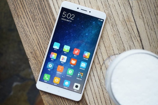 1. Thiết kế không có gì mới: Tiếp nối thành công của người tiền nhiệm Mi Max, bản nâng cấp Mi Max 2 của Xiaomi trên thực tế sẽ làm người dùng thất vọng khi gần như không có bất kỳ nâng cấp nào về mặt thiết kế cho máy. 