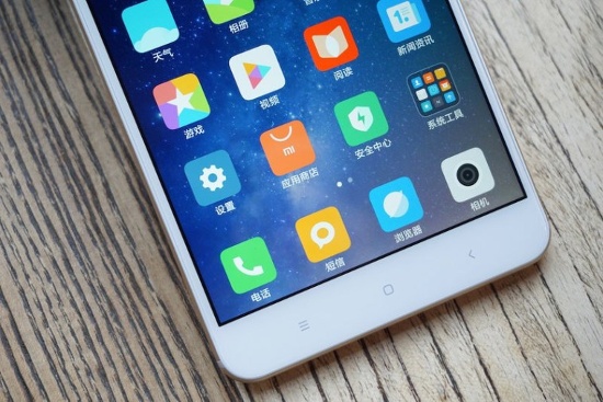 Mi Max 2 vẫn sở hữu màn hình lớn, vỏ kim loại nguyên khối sang trọng, màn hình dùng kính cong 2,5D cho cảm giác vuốt chạm khá thoải mái.