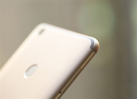 Một cải tiến nhỏ đáng chú ý trên Mi Max 2 so với người tiền nhiệm đó là hai dải anten bằng nhựa thiết kế giống với iPhone 7, ẩn đi đẹp hơn so với sử dụng hai miếng nhựa lớn ở đầu trên và dưới để tiếp sóng như trên Mi Max.